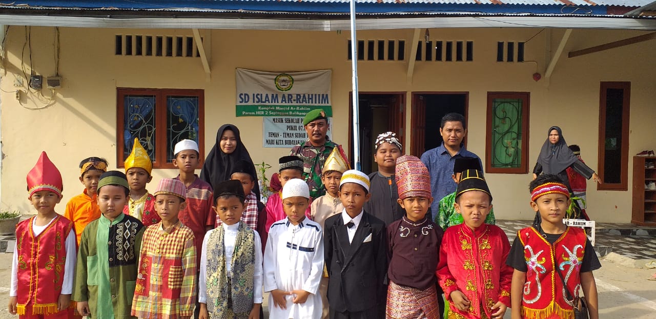 Kegiatan siswa menyambut hari Kartini untuk menghargai kebudayaan daerah