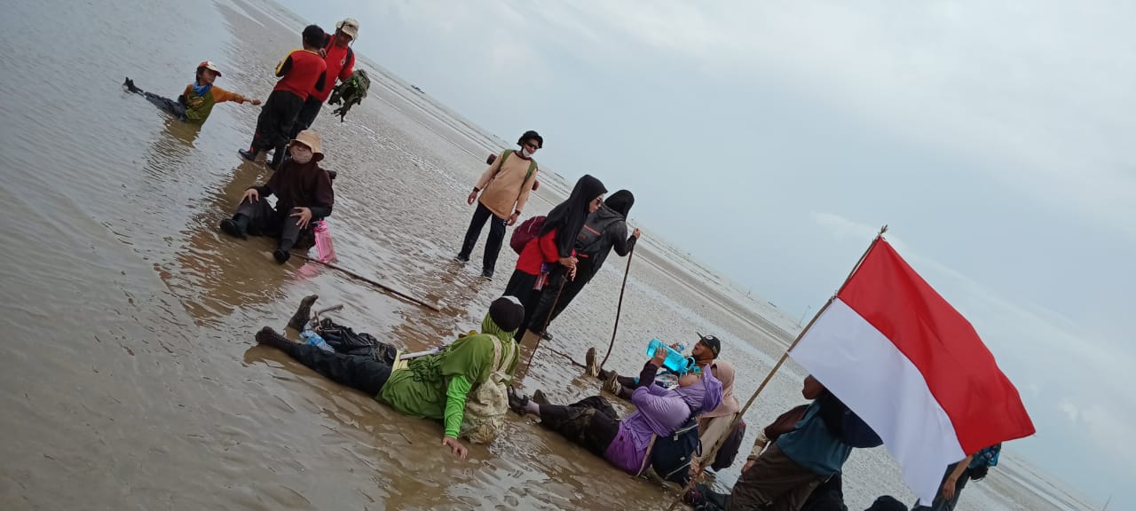 Untuk menguatkan jasmani dan mental guru, melalui kegiatan susr pantai