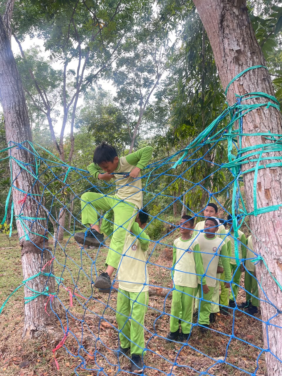 Untuk menanamkan jiwa sosisal, team work dengan sesama pada saat kegiatan camping dibuat permainan untuk melatih para siswa.